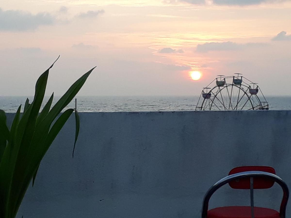 Kolam Elliots Beach Chennai Luaran gambar